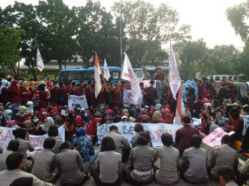 Ratusan Mahasiswa Universitas Abdurrab, IMM, dan UMRI Tuntut Jokowi Turun