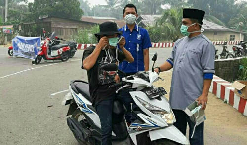 Prihatin Musibah Kabut Asap, PAN Pelalawan Turun ke Jalan Bagikan Masker
