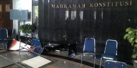 Sidang Putusan Pilkada Ricuh, Gedung MK Diobrak-abrik Massa