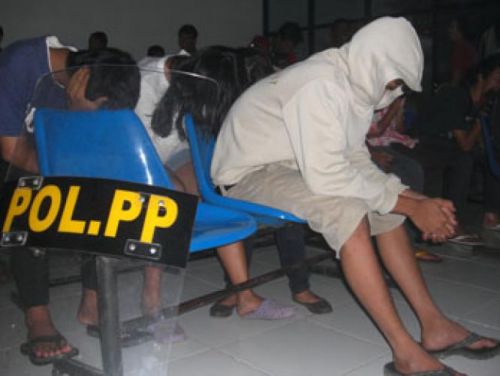 Sial Bener... Lagi Asyik Indehoi, 17 Pasangan Kumpul Kebo Digedor Satpol PP