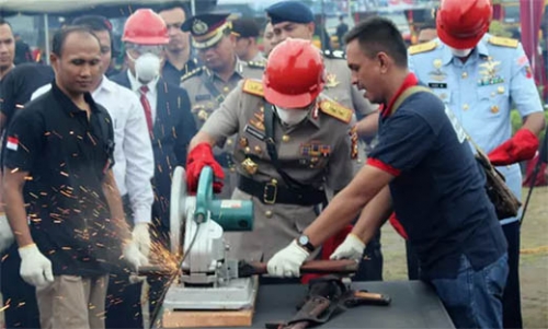 1.637 Senjata Api Milik Warga Pedalaman Riau Musnah Dihancurkan dengan Gerinda