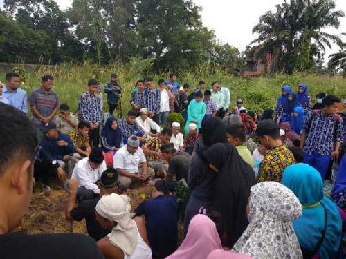Pemakaman Siswi SMA yang Tertimpa Tembok SDN 141 Pekanbaru Berlangsung Haru