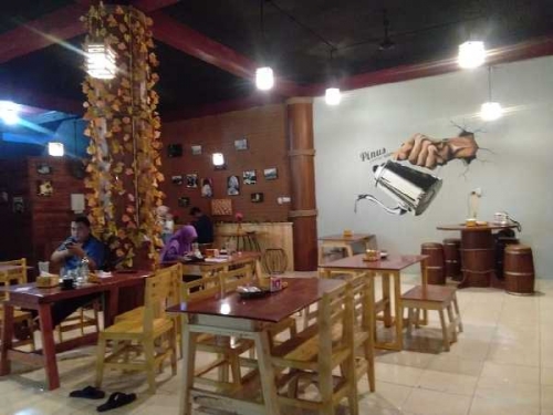 Mencari Cafe yang Klasik, Pinus Coffee Shop di Jalan Paus Mungkin Bisa Menjadi Pilihan
