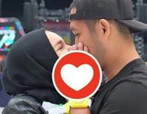 Foto Adegan Mesra Dewi Sandra dengan Suami Bikin Heboh, Begini Komentar Netizen