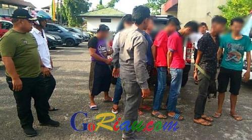 4 Rumah Ditarget BNN Riau dalam Penggerebekan di Kampung Dalam, 8 Orang Diamankan, 2 Diantaranya Pengedar