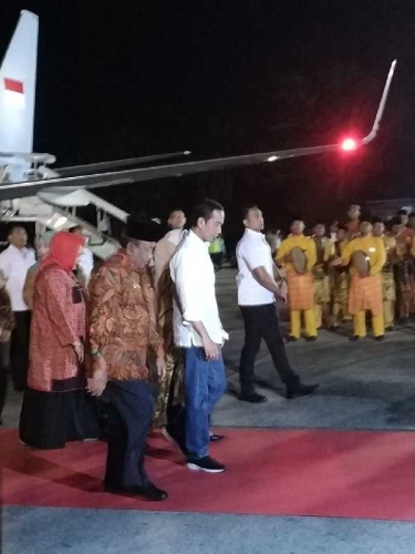 Pesawat Kepresidenan RI 1 Mendarat di Pekanbaru, Jokowi Langsung Disambut Gubri