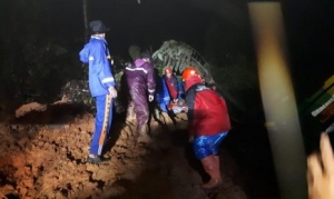GoRiau Bus Family Raya dan 2 Mobil Lainnya Terseret Material Longsor di Jalur Padang-Solok, 1 Orang Tewas dan 4 Luka-luka