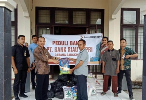 Bank Riau Kepri Salurkan Bantuan Sembako Kepada Korban Banjir di Kampar