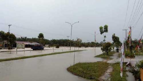 Jalan Sultan Syarif Hasim Terendam Banjir, Akses Jalan Menuju Kantor Bupati Pelalawan Putus
