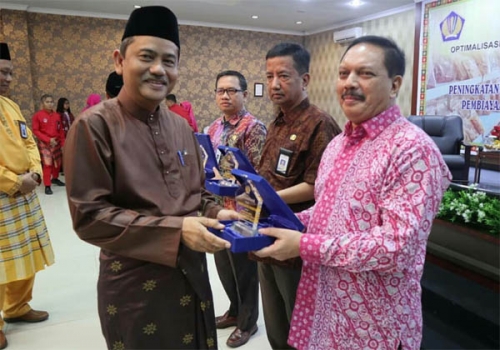 Pemkab Inhil Terima Penghargaan Pembina KUR dari Pemprov Riau
