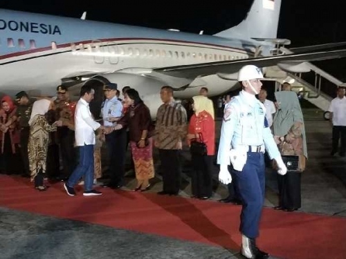 Turun dari Pesawat RI 1, Jokowi Bergaya Santai Pakai Kemeja Putih dan Celana Jeans