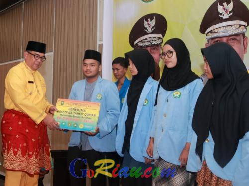 Ribuan Mahasiswa Riau Terima Beasiswa dari Pemprov Riau, Wagubri Edy Nasution: Tercipta SDM Unggul dan Berdaya Saing
