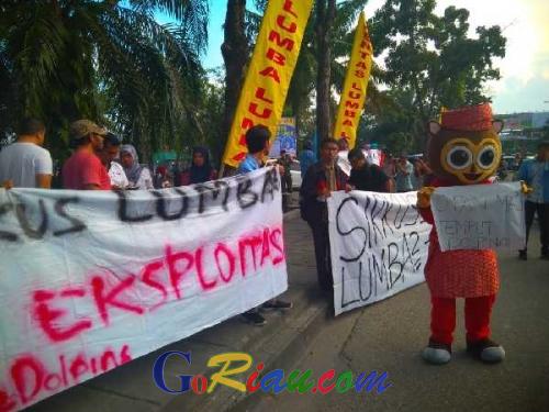 Tetap Gelar Sirkus Lumba-lumba di Purna MTQ, Kini Giliran Pecinta Satwa dan Aktivis Mahasiswa yang Protes