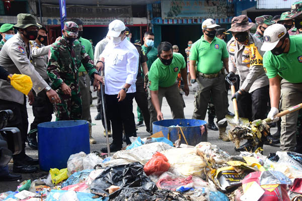 Urusan Sampah di Pekanbaru, Dua Jendral dan Ketua DPRD Riau Sampai Turun Tangan Pungut Tumpukan Sampah