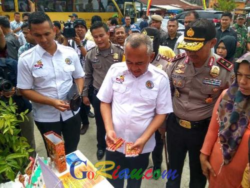 Unik, Polisi Sediakan Warung Jujur di TPS, Kapolda Riau dan Gubri Borong Cokelat