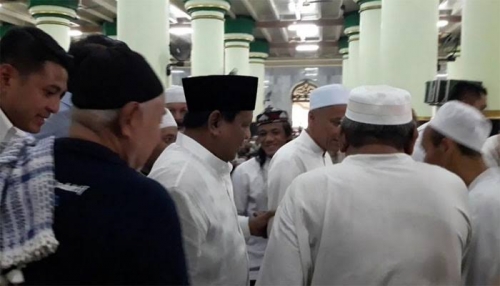 Shalat Jumat di Masjid Kauman, Prabowo Diminta Takmir Pindah Shaf