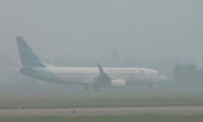 Ratusan Penumpang Terlantar di Bandara Minangkabau Akibat Kabut Asap dari Riau