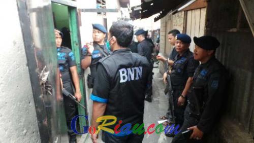 Gerebek Kampung Dalam, Puluhan Petugas BNN Riau Sukses Dikerjai 3 DPO Narkoba