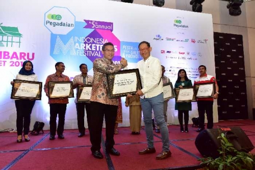 Dirut Bank Riau Kepri Raih Dua Penghargaan pada The 5th Annual Indonesia Marketeer Festival 2017
