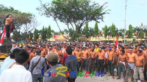Memanas! Lepas Pakaian, Warga Suku Sakai Terlibat Aksi Dorong-dorongan Dengan Petugas di Pagar Kantor Gubernur Riau
