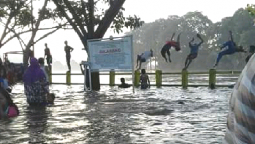 Banjir Luapan Sungai Kampar, Anjungan Ranah Tanjung Bunga Langgam Jadi Waterboom