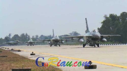 Beroperasi di Pekanbaru Sejak April 2016, Jet Tempur F-16 yang Tergelincir di Landasan Pacu Bandara SSK II Layak Terbang