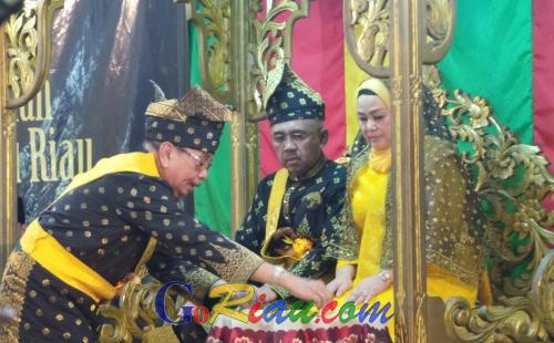 Beginilah Proses Penabalan Gelar Datuk Seri Setia Amanah Masyarakat Adat Melayu kepada Gubernur Riau