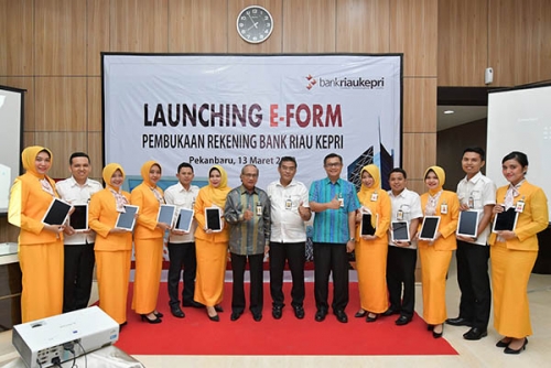 Mudahkan Nasabah, Bank Riau Kepri Terapkan Pelayanan Digital Melalui Aplikasi e-Formulir