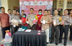 GoRiau Karena tak Tega Lihat Istri Ditangkap Polisi, Suami di Rohul Ini Menyerahkan Diri