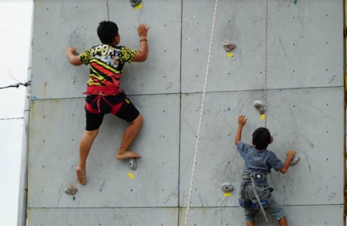 Warga Pangkalan Kerinci Antusias Ikuti ACRA Sport Climbing Speed and Lead Competition