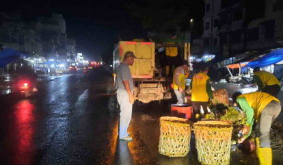 Tepati Janji, Kadis DLH Rohil Pimpin Operasi Penertiban Sampah yang Menggunung di Bagan Batu Hingga Malam