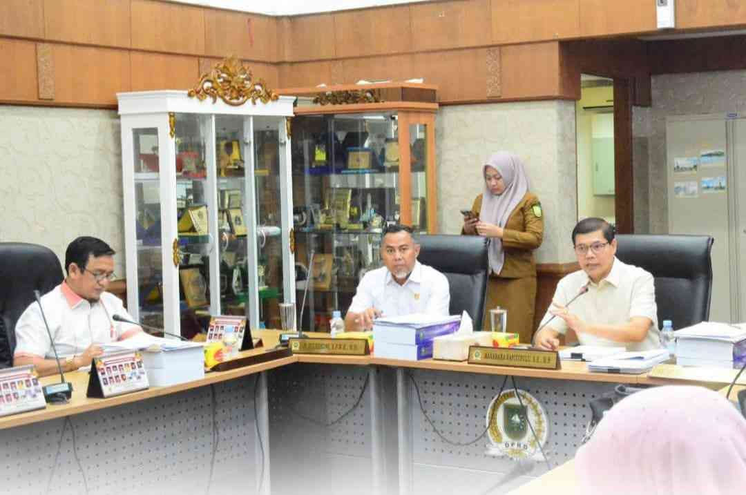 Pansus Ranperda Pemberdayaan Ketahanan Keluarga DPRD Riau Gelar Rapat Bersama OPD