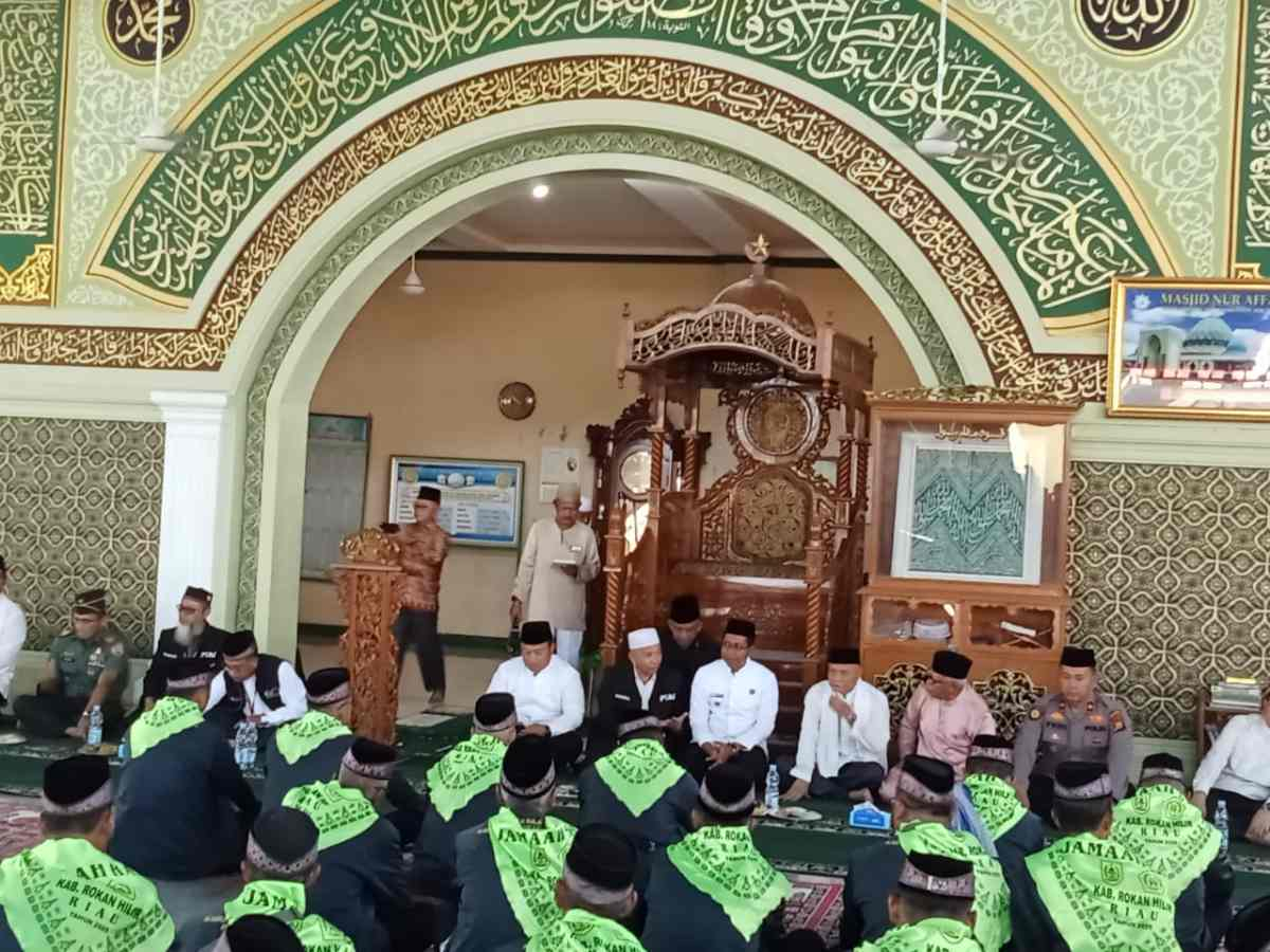 Wabup Jhony Charles Lepas 208 Jamaah Haji Rohil dengan Adat Melayu