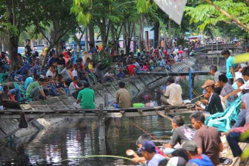Ribuan Warga Mancing Bersama Wako di Parit, Jadikan Parit Bersih dan Bebas Banjir