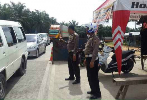 Semenisasi Jalintim Pelalawan Rawan Macet dan Kecelakaan, AKP Rachmad: Selain Pengaturan Lalu Lintas, Kita Juga Pasang Spanduk Imbauan