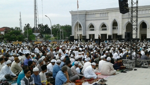 Ribuan Umat Islam Shalat Ied di Lapangan Komplek Masjid Abu Darda Panam
