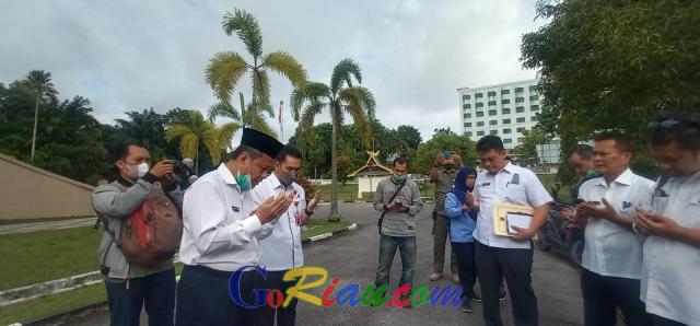 Gedung Masih Digembok, Pemprov Riau Rapat Aset di Halaman Balai Adat LAMR