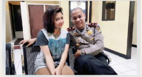 Setelah Ditangkap, Model Seksi Vitalia Shesya Foto Bareng Kapolsek di Kantor Polisi