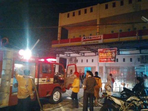 Alfamart Jalan Hangtuah Duri Terbakar, Warga Kocar-kacir Padamkan Api