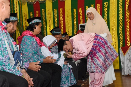 Bupati Amril Pimpin Langsung Tradisi Tepuk Tepung Tawar Melepas Jamaah Calon Haji Mandau - Pinggir