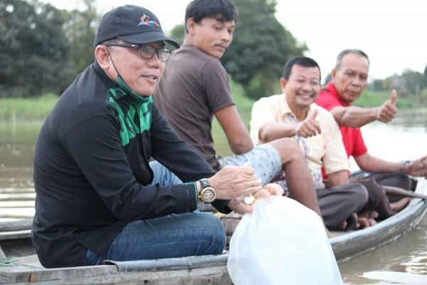 Anggota DPRD Riau Ini Pulang Kampung, Sebar Bibit Ikan di Sungai Tempat Dia Mandi Dulu