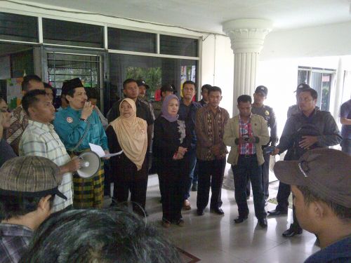 Waduh, Demonstrans Ciut Mendengar Gertakan Ketua KPU Riau