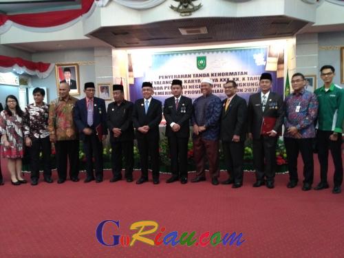 473 ASN Pemprov Riau Terima Satyalancana Karya Satya Tahun 2017