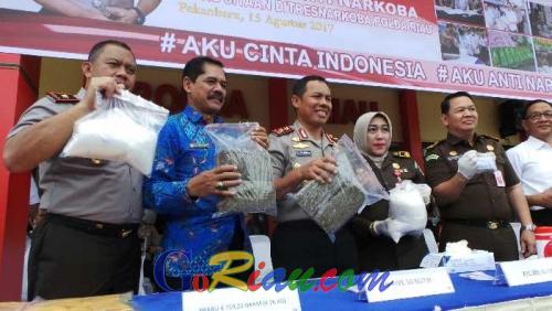 Dalam Sebulan, Polda Riau Bekuk 9 Orang Pemilik 4,76 Kg Sabu, 880 Butir Ekstasi, 5,8 Kg Ganja serta 50 Butir H-5
