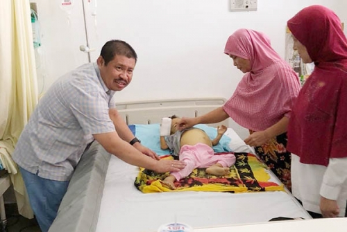 Bupati Amril Mukminin Bantu Pengobatan Balita dan Seorang Ibu Warga Kayangan Duri yang Menderita Tumor