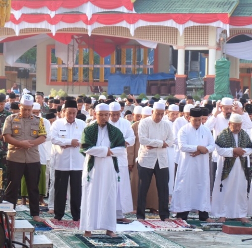 Minta Turun Hujan, Bupati Inhil Bersama Ribuan Masyarakat Ikuti Shalat Istisqa