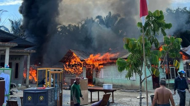 Akibat Lupa Matikan Kompor, 2 Rumah Semi Permanen di Kemuning Inhil Hangus Terbakar