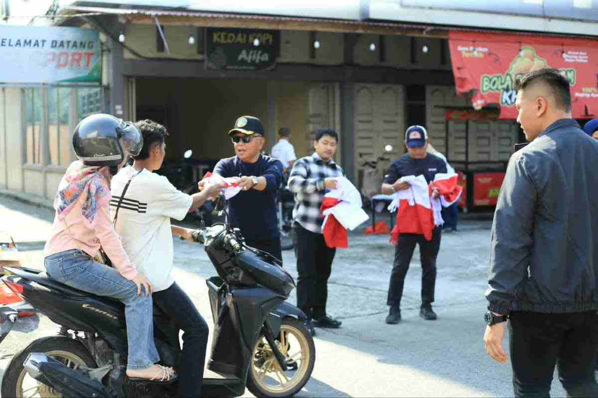 Sambut HUT RI, Polres Meranti Bagikan Bendera ke Pengendara di Selatpanjang