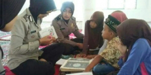 GoRiau 4 Polwan Berhijab Mengajar Mengaji di Masjid Setelah Jam Dinas