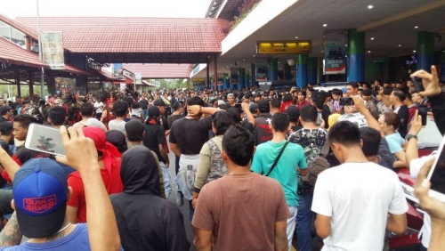 Tolak Kedatangan Habib Bahar Hadiri Tablig Akbar, Ratusan Massa Berkumpul di Bandara Sam Ratulangi Manado